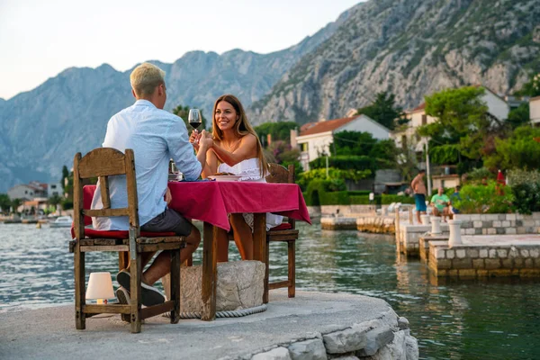 Par Har Privat Middag Tropisk Strand Solnedgang Bryllupsreise Konseptet – stockfoto