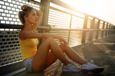 Şehirde spor yapan fit ve genç bir kadının portresi. İnsanlar kentsel yaşam tarzı konseptini spor olarak kullanıyor.