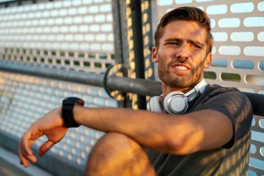 Yakışıklı genç adam eğitimden sonra kısa bir ara veriyor. Spor sporu insanları yaşam tarzı konsepti