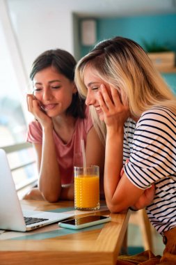 Bir grup mutlu genç bayan arkadaş birlikte eğleniyor. Halk teknolojisi sosyal medya kavramı.