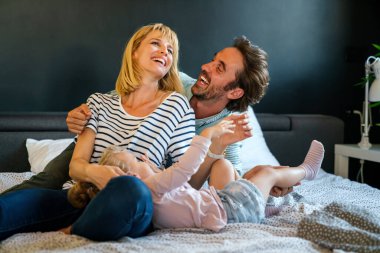 Mutlu genç aile evde birlikte eğleniyor. İnsanlar seviyor, mutluluk kavramı.