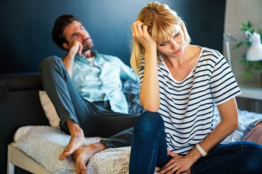 Genç, üzgün bir çift, maddi sorunları olan bir aile, depresyon, kriz. İnsanlar boşanır, stres konsepti.