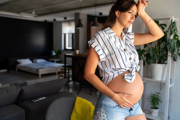 Hamile Bir Kadın Bebek Bekliyor Ağrısı Mide Bulantısı Baş Ağrısı — Stok fotoğraf