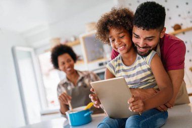 Aile tableti ve evde mutluluk, gelişme ve internet bağlantısı ile öğrenen çocuklar. Erkek, kadın ve kız birlikte kanepede eğitim, oyun ve internet uygulaması teknolojisiyle