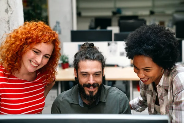 Muhtelif profesyonel gruplar ofiste toplanıyor. IT programcıları bilgisayar kullanır, strateji konuşur. Uzmanlar yenilikçi yazılım yaratırlar. Mühendisler ilham verici bir uygulama geliştirir.