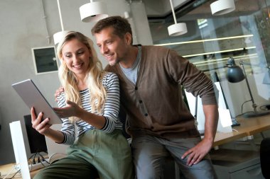 İş adamlarının portresi, kurumsal ofiste tartışan mimarlar. Takım çalışması konsepti.