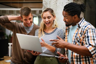 Ofisteki beyin fırtınası sırasında çok kültürlü insanların ortak çalışma süreci. Proje geliştirme konusunda işbirliği yapan çeşitli gençler.