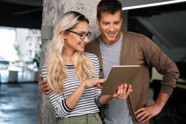 Yazılım mühendisleri şirkette proje ve programlama üzerinde çalışan insanlar. İş adamları konsepti