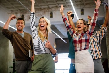 Mutlu çeşitli çalışanlar başarıyı kutluyor, iş başarısı gülümseyen takım lideriyle kucaklaşıyor.