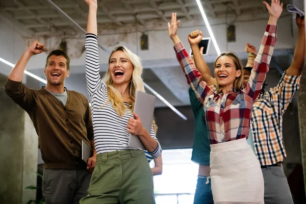 Mutlu çeşitli çalışanlar başarıyı kutluyor, iş başarısı gülümseyen takım lideriyle kucaklaşıyor.