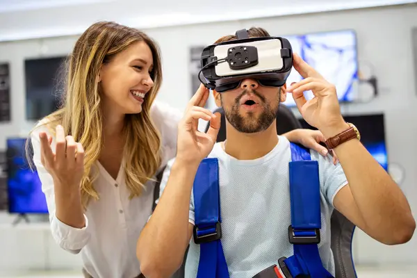 Koppel Genieten Met Virtual Reality Headset Bij Tech Store Winkelen — Stockfoto