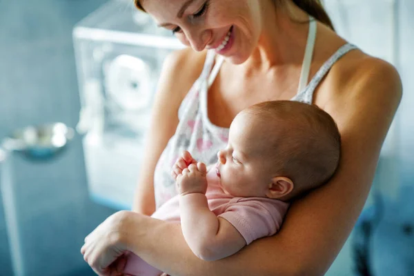 Retrato Mãe Bonita Com Seu Bebê Fundo Hospital Saúde Família — Fotografia de Stock