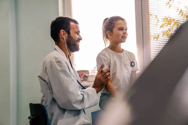Férfi Orvos Aki Egy Gyerekbeteget Vizsgál Kórházban Egészségügyi Megelőzés Emberek — Stock Fotó