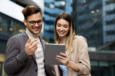 Başarılı genç iş adamları, tasarımcılar dışarıda birlikte çalışmaktan zevk alıyorlar. İş adamları teknoloji kavramı