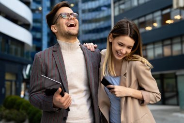 Başarılı bir grup genç tasarımcı, şehirde çalışan iş adamları.