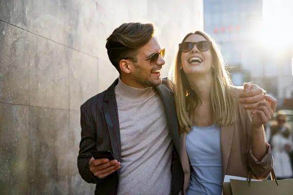 市内で一緒に楽しんでいる幸せな笑顔のカップル 人々はビジネスショッピングの幸福コンセプト — ストック写真