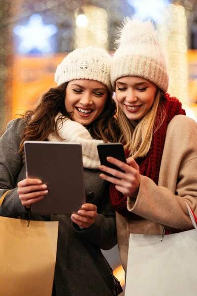 Amigas Felizes Usando Tablet Digital Para Compras Line Natal Cidade — Fotografia de Stock