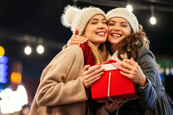 Jovens Amigas Felizes Trocando Presentes Natal Felicidade Pessoas Amigo Compras — Fotografia de Stock