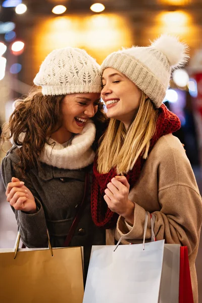 Szczęśliwe Przyjaciółki Kupują Prezenty Święta Ludzie Boże Narodzenie Świąteczne Zakupy — Zdjęcie stockowe
