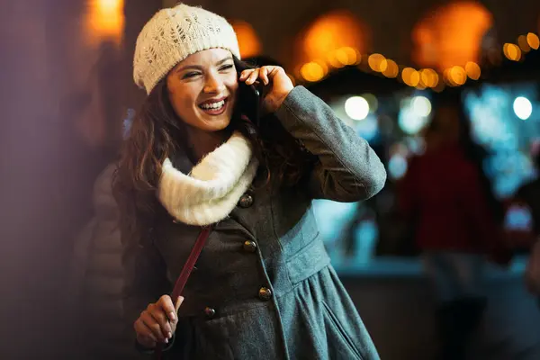 Lykkelig Vakker Kvinne Som Bruker Mobiltelefon Gaten Vinteren Begrepet Julekommunikasjon – stockfoto