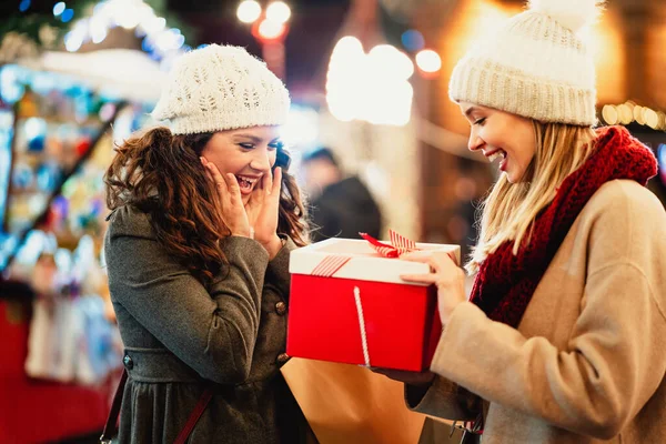 Mulheres Felizes Amigos Trocando Presentes Para Natal Compras Xmas Felicidade — Fotografia de Stock
