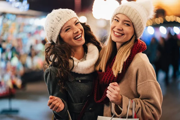 Happy Women Friends Shopping Presents Christmas Orang Orang Merayakan Natal — Stok Foto