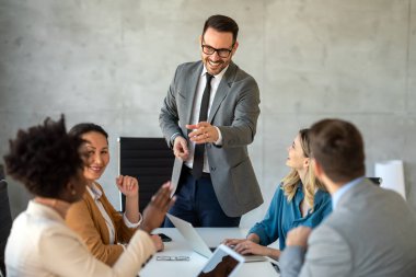 Çeşitli iş arkadaşları ekibinin CEO 'su ve yönetim kurulu başkanı toplantıda. Çok kültürlü profesyonel iş adamları yönetim kurulunda araştırma planı üzerinde birlikte çalışıyorlar..