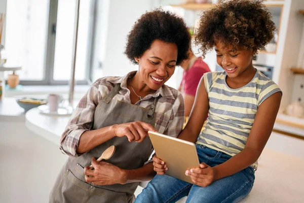 Niña Africana Feliz Sosteniendo Elearning Tableta Digital Casa Sonriente Niño — Foto de Stock
