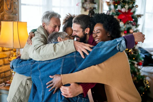 Feliz Familia Multiétnica Multigeneracional Disfrutando Navidad Juntos Gente Vacaciones Amor —  Fotos de Stock