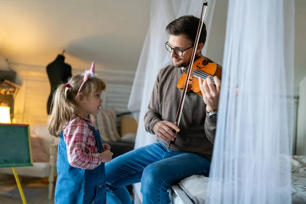 Música Tão Divertida Jovem Pai Ensinar Filha Tocar Violino Sorrir — Fotografia de Stock