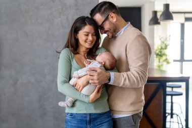 Aile, ebeveynlik ve insanlar konsepti seviyor. Mutlu bir anne, yeni doğmuş bebeği olan bir baba.