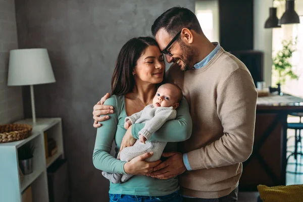 Familie Liebt Elternschaft Baby Konzept Junge Eltern Verbringen Glückliche Momente — Stockfoto