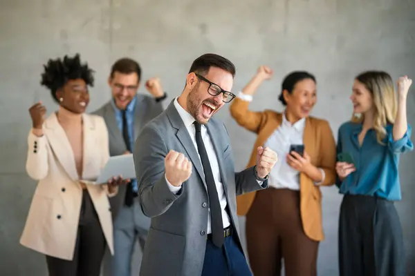 Euphorisch Aufgeregtes Business Team Feiert Unternehmenssieg Gemeinsam Büro Glücklich Überglückliche — Stockfoto
