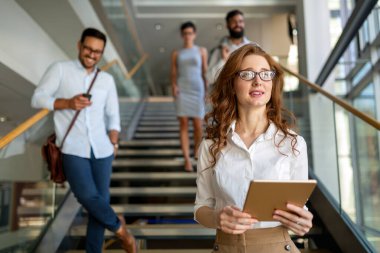 Bir grup mutlu iş adamı ofiste birlikte çalışıyor. Birlikte çalışmada başarılı takım.