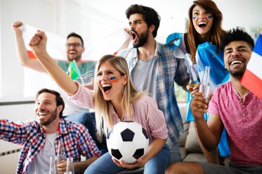 Neşeli ve mutlu bir arkadaş grubu evde televizyonda olimpiyat oyunları izliyor.