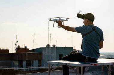 Açık havada uçan dronlu bir adam..