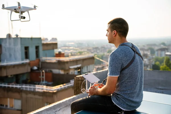 Uomo Che Aziona Drone Con Telecomando Esterno — Foto Stock