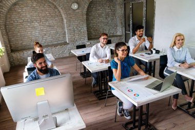 Çok uluslu iş adamlarından oluşan bir grup kendilerini iş eğitiminde geliştiriyor, ofiste buluşuyorlar. İş başarısı eğitimi çeşitli insanlarla tanışma konsepti.