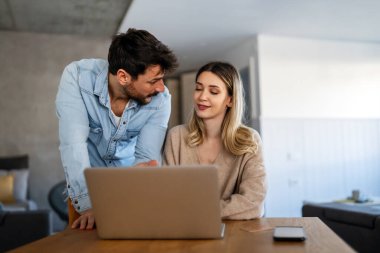 Başarı portresi. Genç iş adamları ev ofisinde birlikte çalışıyor. Çift çalışması başlangıç konsepti