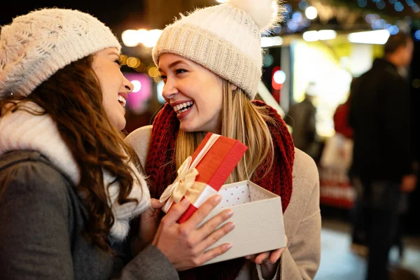 Retrato Duas Mulheres Felizes Trocando Presentes Natal Pessoas Férias Compras — Fotografia de Stock