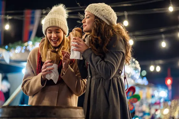 Счастливая Женщина Друзья Наслаждаются Время Вместе Рождественском Рынке Рождественские Люди — стоковое фото