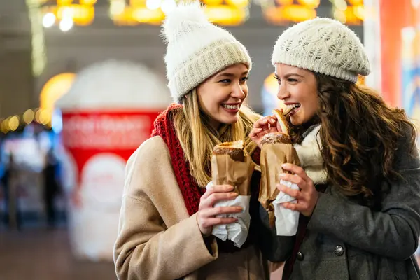 Lykkelige Venninner Som Nyter Tid Sammen Julemarkedet Høytidsjul Gledelig Begrep – stockfoto