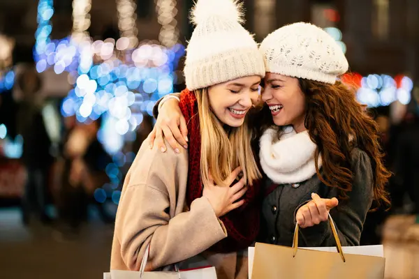 Щасливі Гей Леді Розважаються Купують Різдво Продаж Різдвяних Людей Концепція — стокове фото