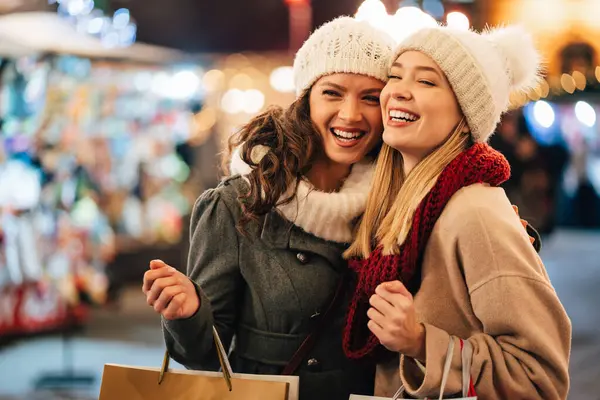 Fröhliche Junge Freundinnen Der Weihnachtszeit Haben Spaß Und Kaufen Geschenke — Stockfoto