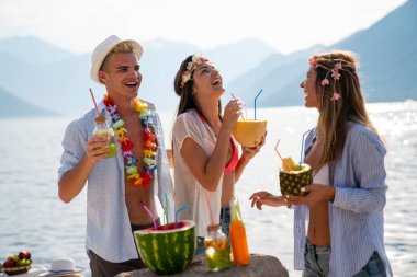 Çok ırklı arkadaş grubu yaz tatilinin tadını kokteyllerle çıkarıyor. Arkadaşlık, kutlama ve seyahat kavramı