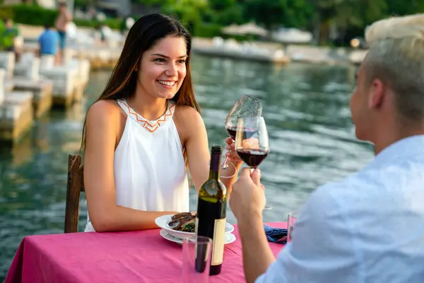 在暑假的日落时分 情侣们将在热带海滩上举行一场私人晚宴 — 图库照片