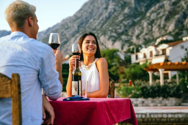 Pareja Enamorada Bebiendo Vino Una Cena Romántica Atardecer Playa Pareja — Foto de Stock