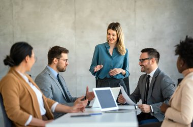 BT 'nin resmi şirket kurma toplantısı. Takım lideri meslektaşlarıyla yeni yaklaşımları ve fikirleri tartışıyor ve beyin fırtınası yapıyor. Girişimcilik ve girişimcilik kavramı.