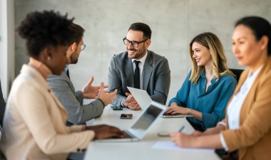 Çeşitli iş arkadaşları ekibinin CEO 'su ve yönetim kurulu başkanı toplantıda. Çok kültürlü profesyonel iş adamları yönetim kurulunda araştırma planı üzerinde birlikte çalışıyorlar..