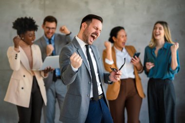 Modern kurumsal ofiste hedeflerine ulaşan çok ırklı girişimciler ve iş adamlarından oluşan başarılı bir grup